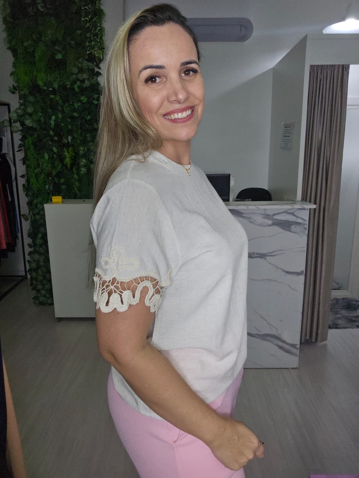 Blusa Bege com Detalhe em Renda – Básica com Toque Romântico