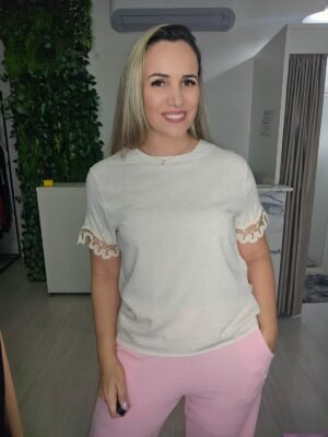 Blusa Bege com Detalhe em Renda – Básica com Toque Romântico