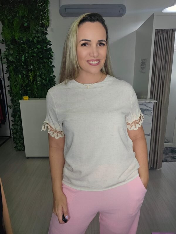 Blusa Bege com Detalhe em Renda – Básica com Toque Romântico