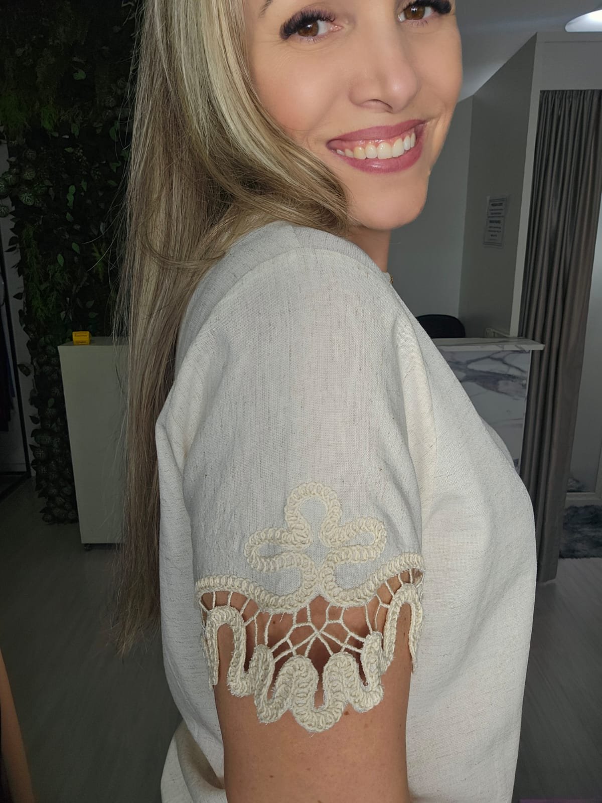 Blusa com Detalhe em Renda – Básica com Toque Romântico - Imagem 4