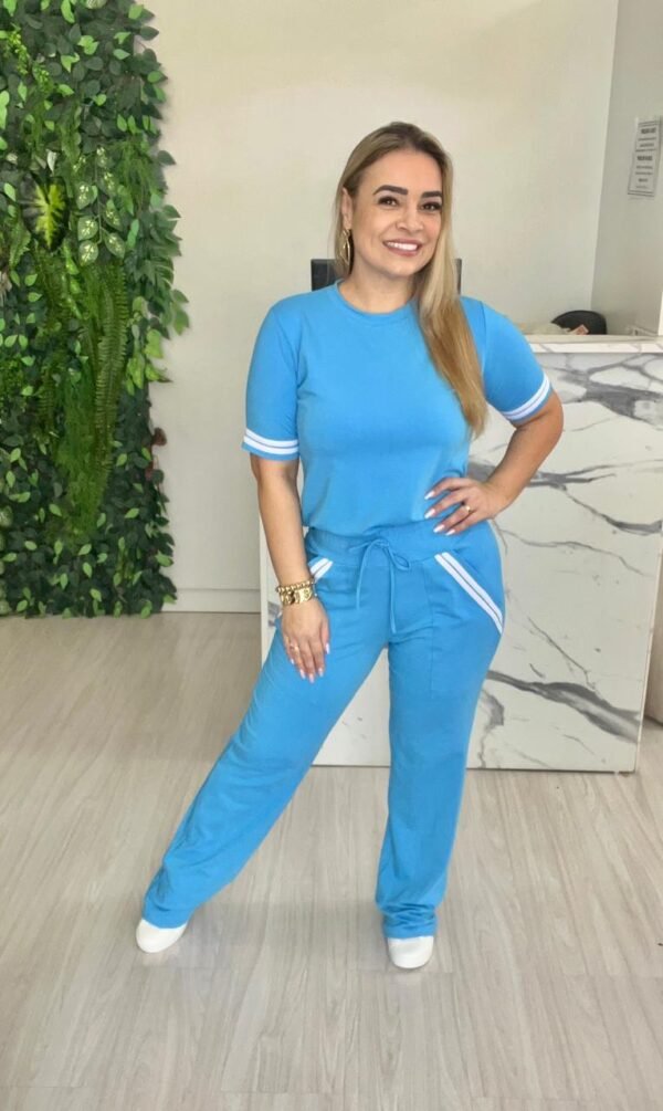 Conjunto Azul com Detalhes Brancos – Conforto e Estilo
