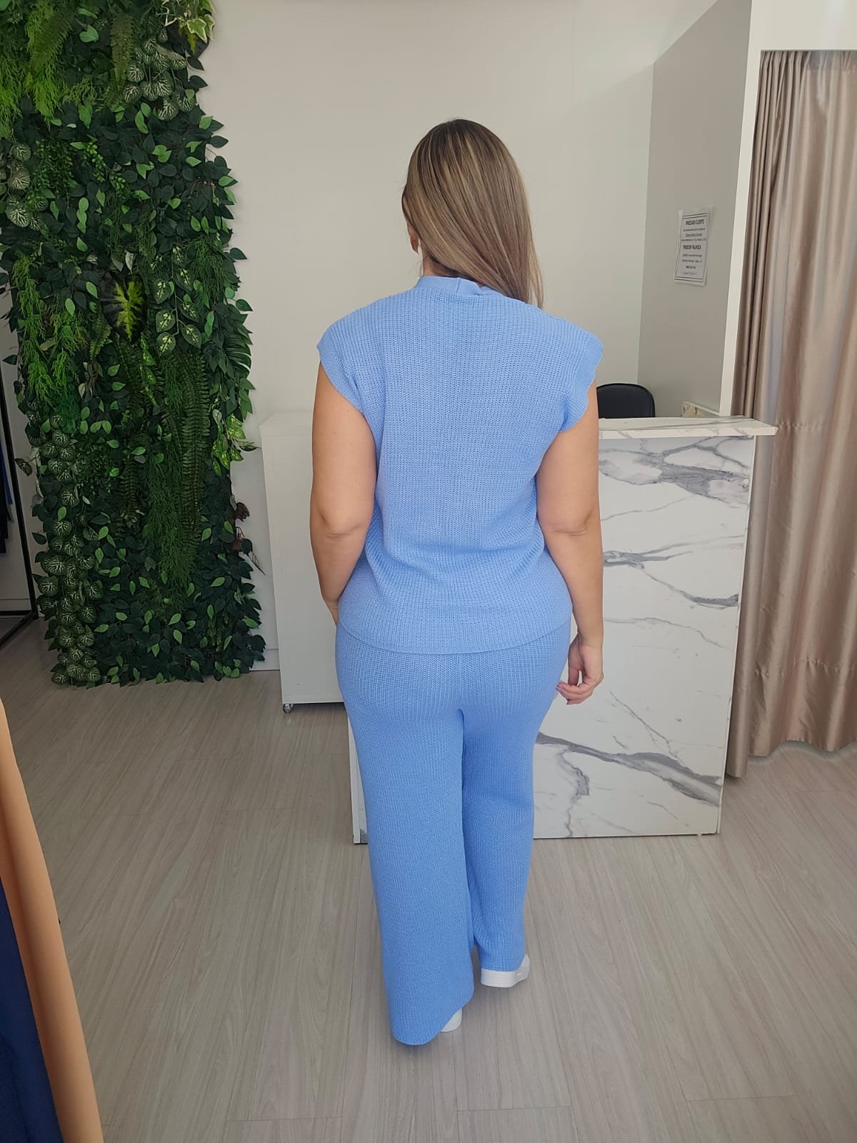 Conjunto de Tricô Azul Claro – Elegância e Conforto em Uma Peça Comple