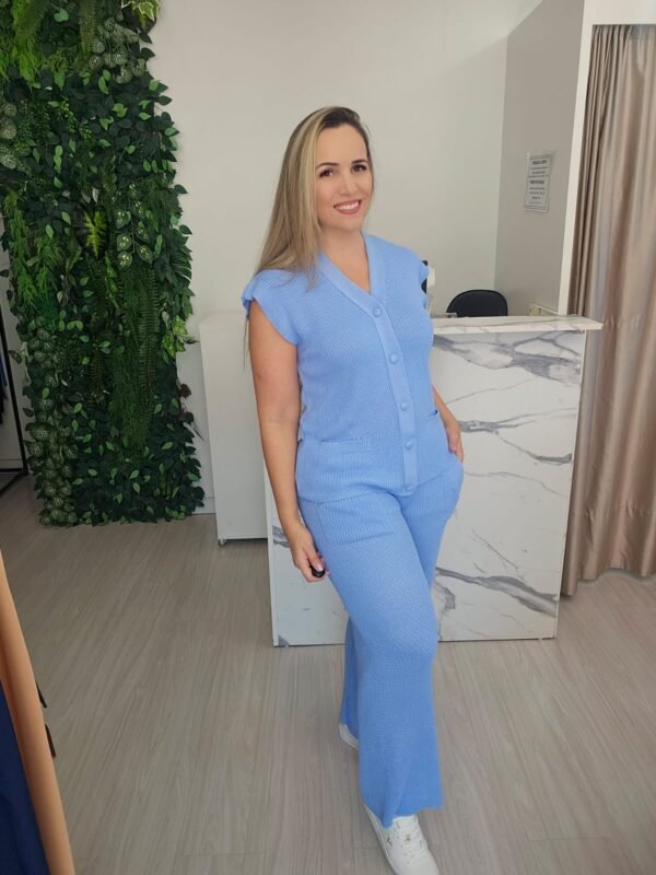 Conjunto de Tricô Azul Claro – Elegância e Conforto em Uma Peça Comple - Imagem 3
