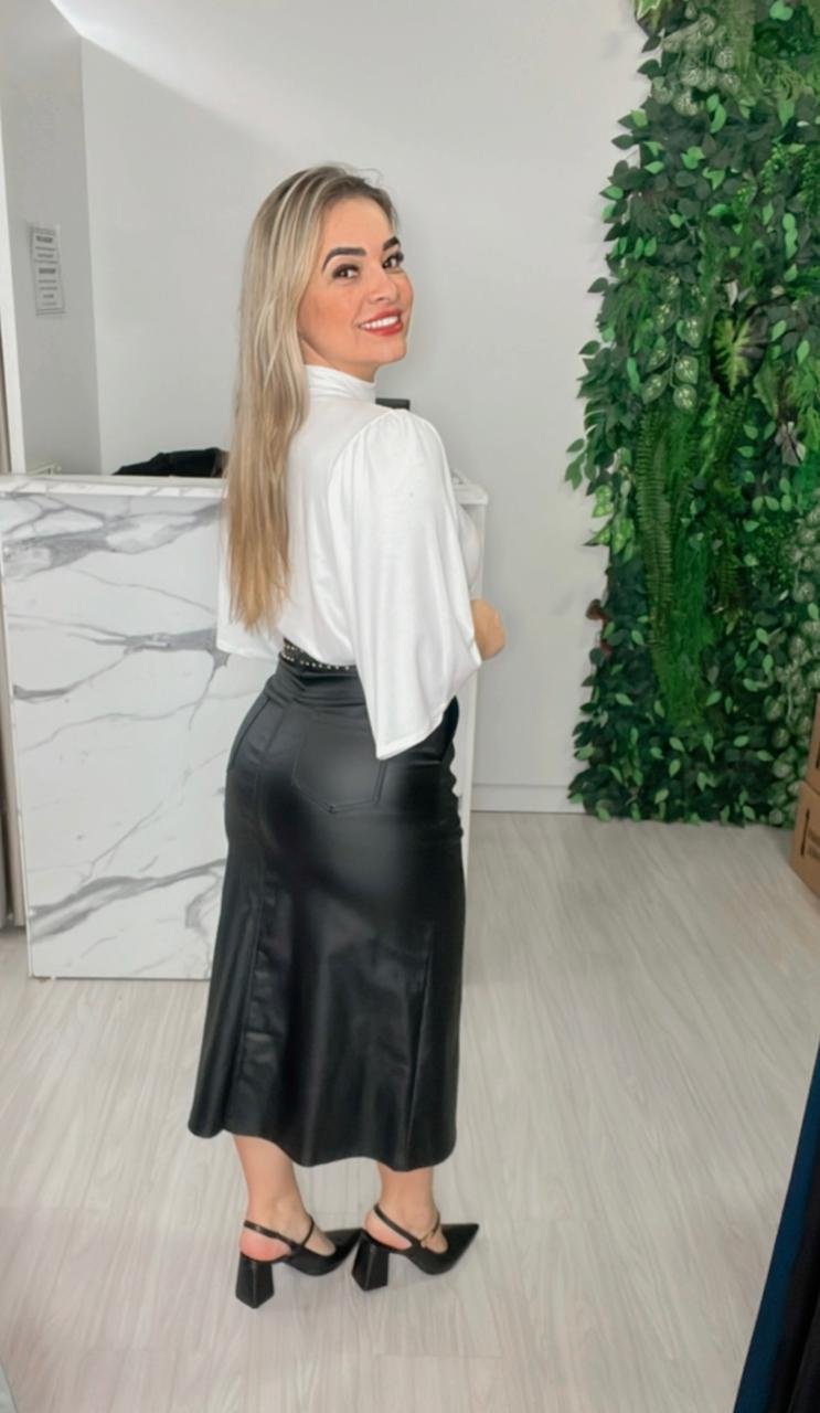 Saia Resina com Cinto – Elegância e Versatilidade em uma Peça Atemporal