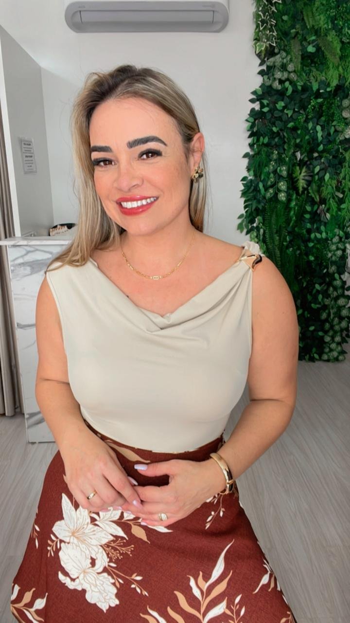 Saia Envelope Marrom com Estampa Floral – Versatilidade e Estilo - Imagem 2