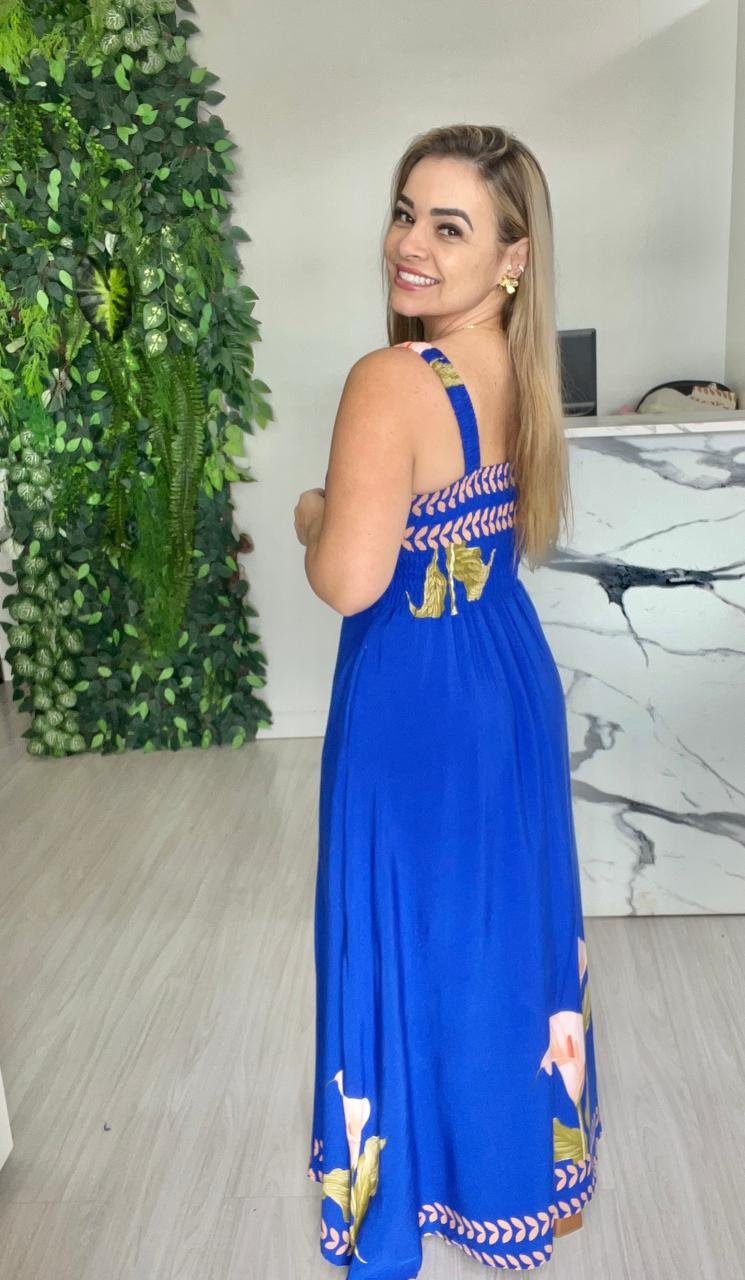 Vestido Longo Azul com Estampa Floral – Elegância e Modernidade - Imagem 4