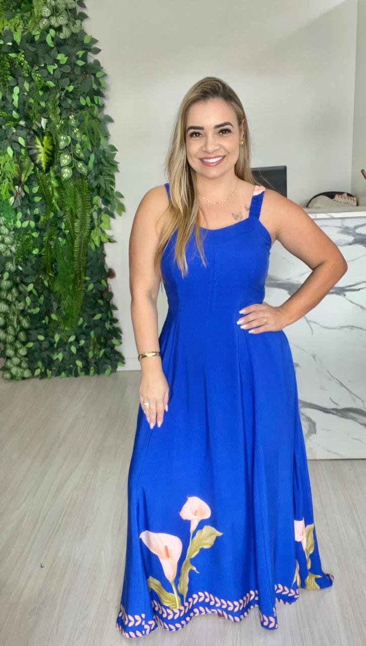 Vestido Longo Azul com Estampa Floral – Elegância e Modernidade