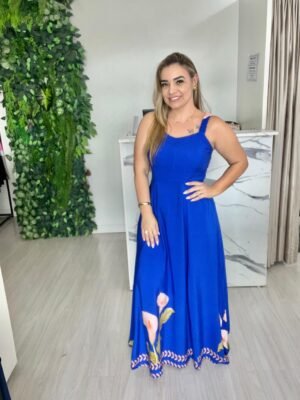 Vestido Longo Azul com Estampa Floral – Elegância e Modernidade