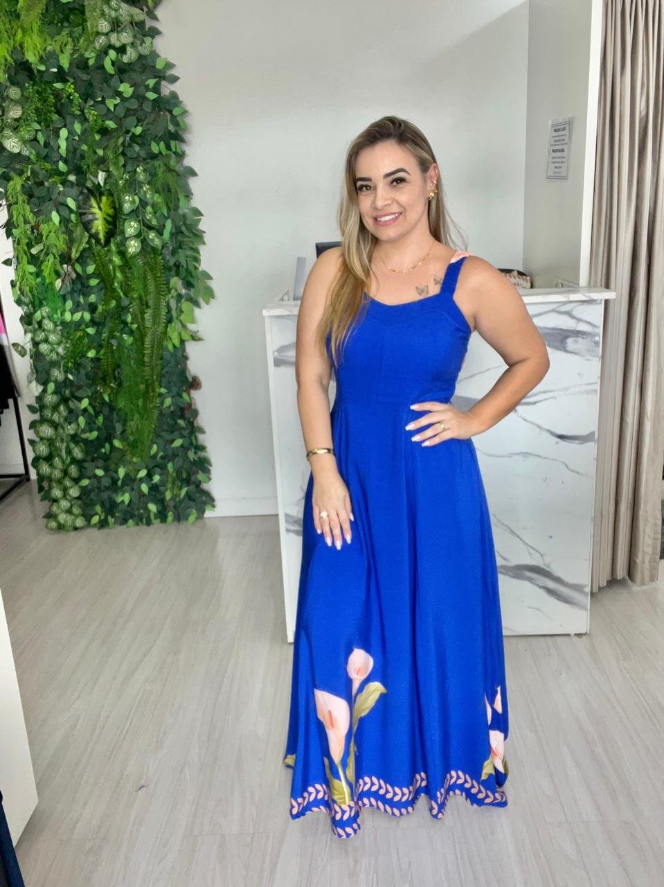 Vestido Longo Azul com Estampa Floral – Elegância e Modernidade