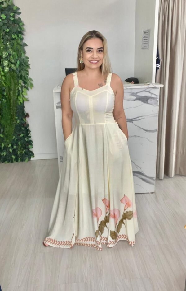 Vestido Longo Creme com Estampa Floral – Sofisticação e Delicadeza