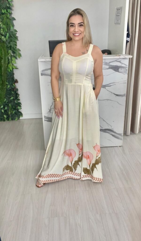 Vestido Longo Creme com Estampa Floral – Sofisticação e Delicadeza