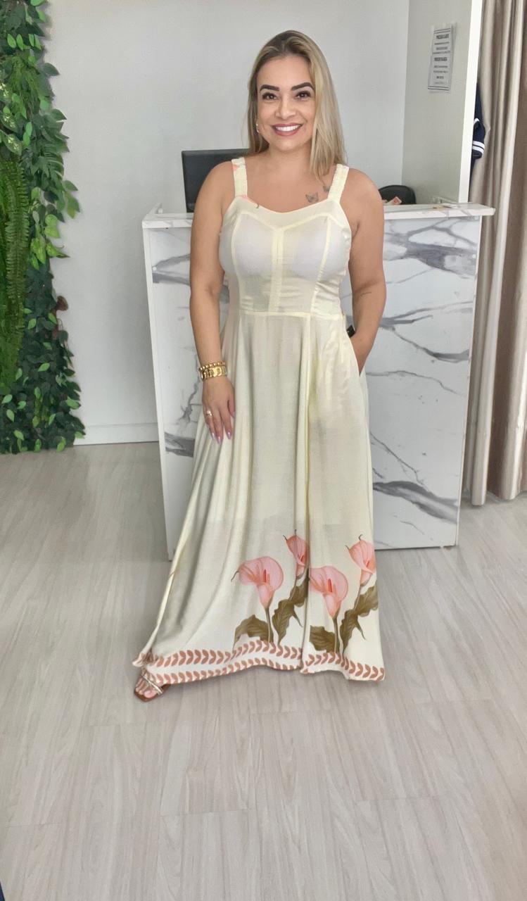 Vestido Longo Creme com Estampa Floral – Sofisticação e Delicadeza